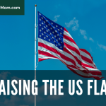 Mengibarkan dan Menurunkan Bendera AS